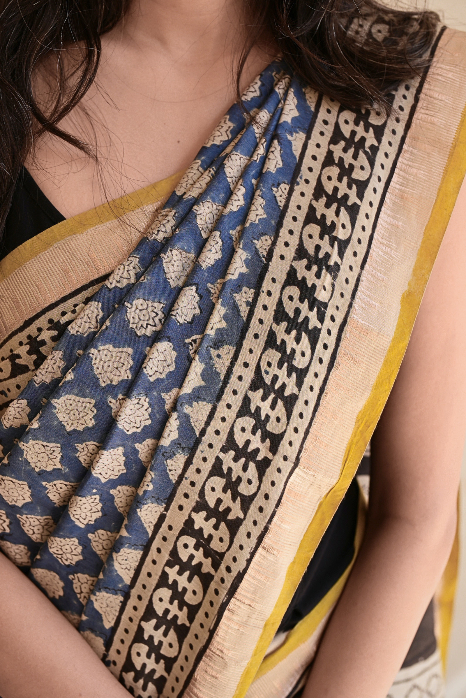 Emerald Stripecrush Bagru Print Saree – drape view, emerald green bagru print saree | Karmara